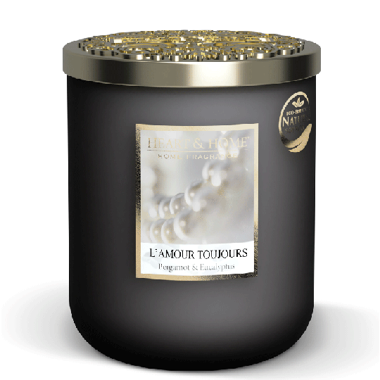 L' Amour Toujours - 110g Candela in giara Il delicato profumo della magnolia e della fresia inebria l'aria e dona un' atmosfera dolce e delicata insieme alla fragranza della vaniglia e del vetiver.