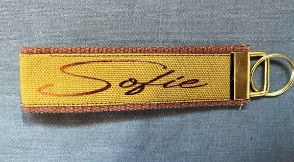 Handgemaakte sleutelhanger oker met gouden glinster