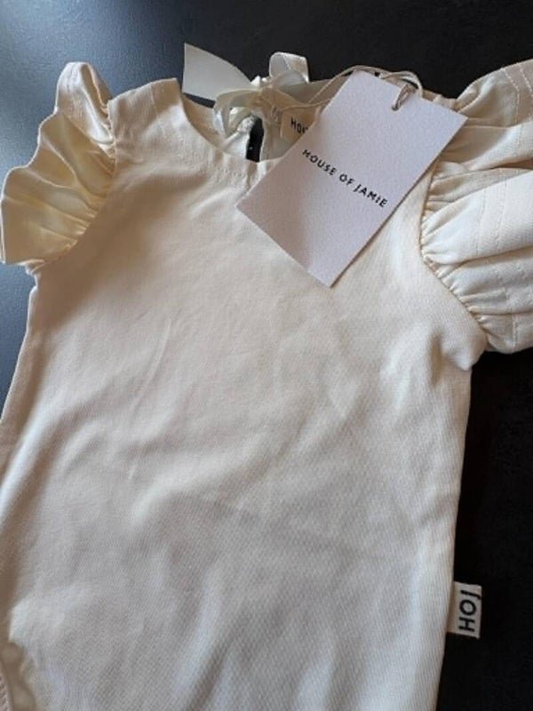 HOUSE OF JAMIE/ Ruffled bodysuit cream maat 56-62 ( 1-3 maand)