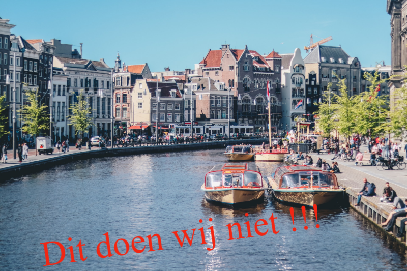 Hier zie je karakteristieke overdekte rondvaart boten zoals die o.a. in Amsterdam rondvaren. Onze rondvaart in onze Aqua volta sloep is  niet te vergelijken met een dergelijke routineuze rondvaart. 