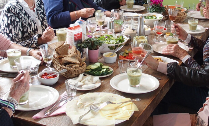 Hier zie je een voorbeeld van een lunch op de woonboot. Dit was  een vaartocht ter gelegenheid van de verjaardag van een 88 jarige. 