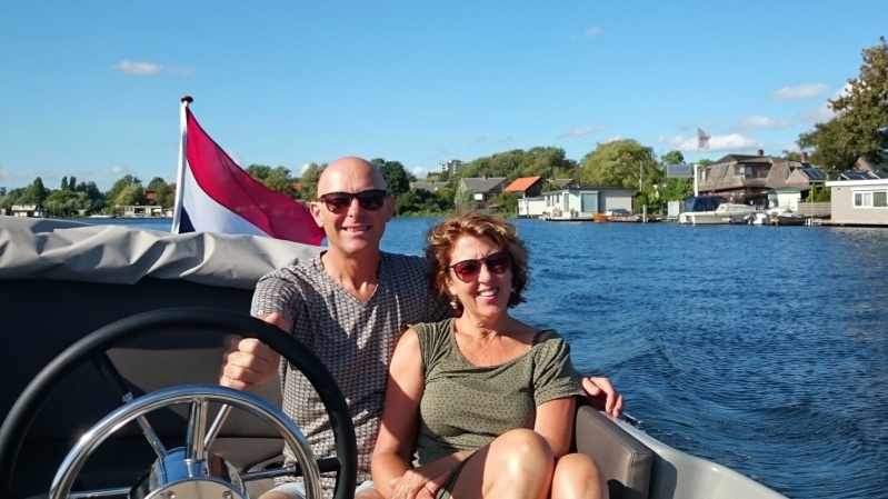 Foto van Robert en Esther in de Aqua volta sloep