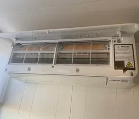 Airconditioning-unit voor klimaatbeheersing tijdens installatie of onderhoud