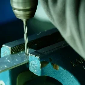 boorproces met industriële boormachine op metalen werkstuk in technische werkplaats van Werotech Techniek