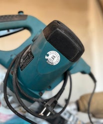 Elektrisch gereedschap met keuringsticker als onderdeel van NEN-inspectie van gereedschap, installaties en gebouwveiligheid