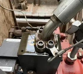 Close-up van hydraulische verbinding met moer en pijp met lekkage in industriële installatie bij Werotech Techniek