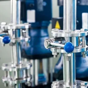 Detail van industriële pijpleidingen en kleppen in werktuigbouwkundige installatie bij Werotech Techniek