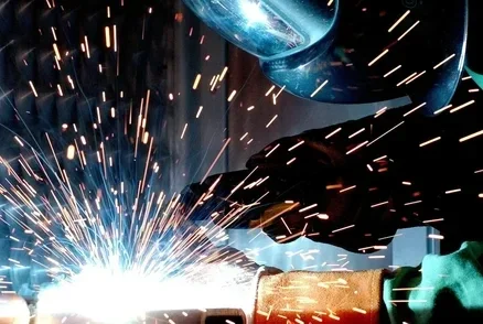 Professioneel laswerk en metaalbewerking voor industriële constructies en technische installaties
