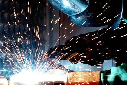Professioneel laswerk en metaalbewerking voor industriële constructies en technische installaties