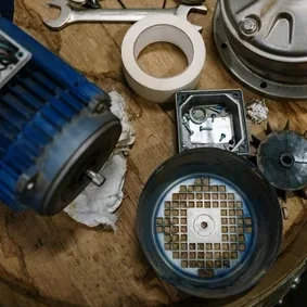 Diverse losse machineonderdelen klaarliggen voor onderhoud en reparatie bij Werotech Techniek