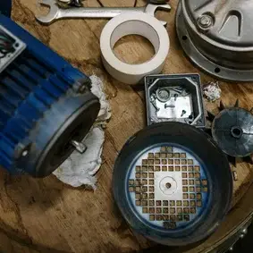 Diverse losse machineonderdelen klaarliggen voor onderhoud en reparatie bij Werotech Techniek