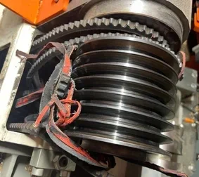Close-up van machinecomponent met tandriemen en elektrische kabels bij Werotech Techniek
