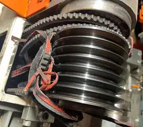 Close-up van machinecomponent met tandriemen en elektrische kabels bij Werotech Techniek