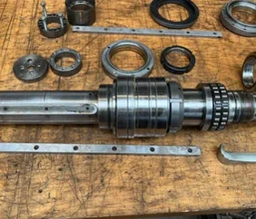 Diverse metalen machineonderdelen klaarliggen voor assemblage en technisch onderhoud