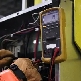 Multimeter in gebruik voor nauwkeurige elektrische meting tijdens technisch onderhoud bij Werotech Techniek