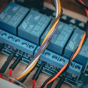 Close-up van relaismodules en diverse bedrading in elektrische installatie bij Werotech Techniek