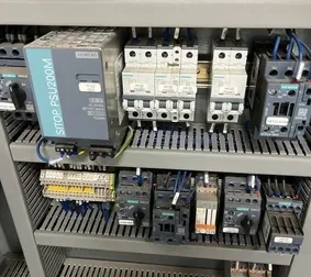 Detail van schakelkast met Siemens besturingsmodule en elektrische componenten bij Werotech Techniek