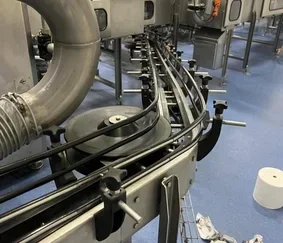 Transportband in industriële productielijn voor geautomatiseerde productieproces