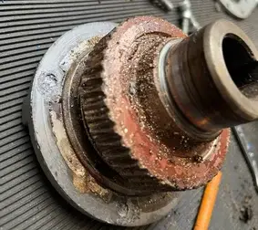 Close-up van versleten en gecorrodeerd machineonderdeel tijdens inspectie bij Werotech Technie