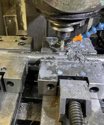 Spoedreparatie van industriële machines en metaalbewerking met CNC-frees – snelle technische service