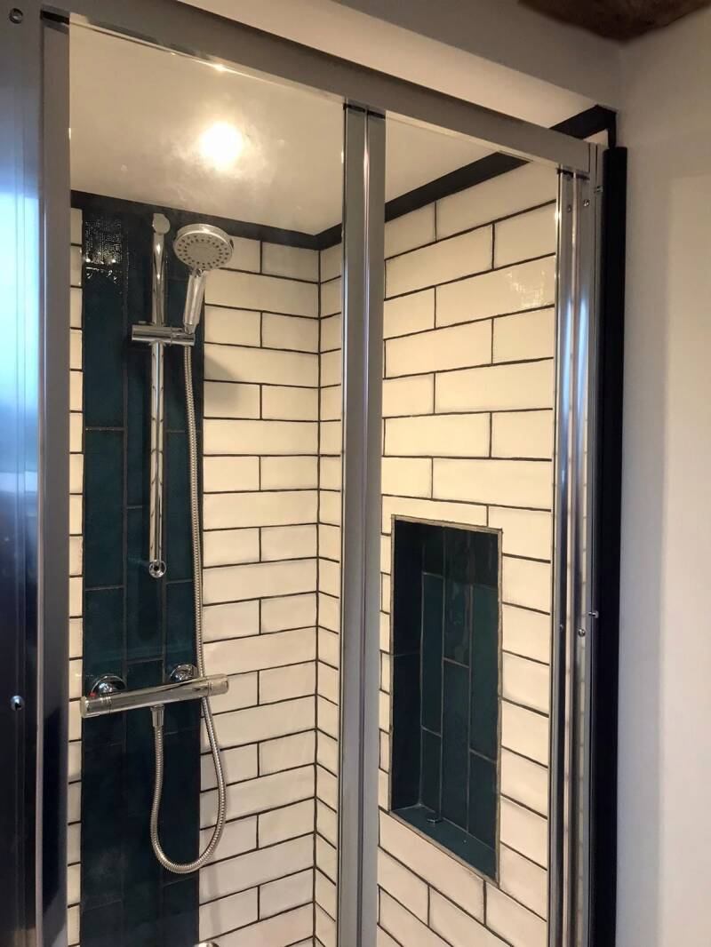 ensuite-shower-standard-r7du7i.jpg