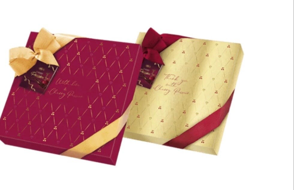 Cherry Passion Prezent 147 g  Praliny w kształcie kuferka, nadziewane wiśnią w alkoholu, pokryte czekoladą deserową