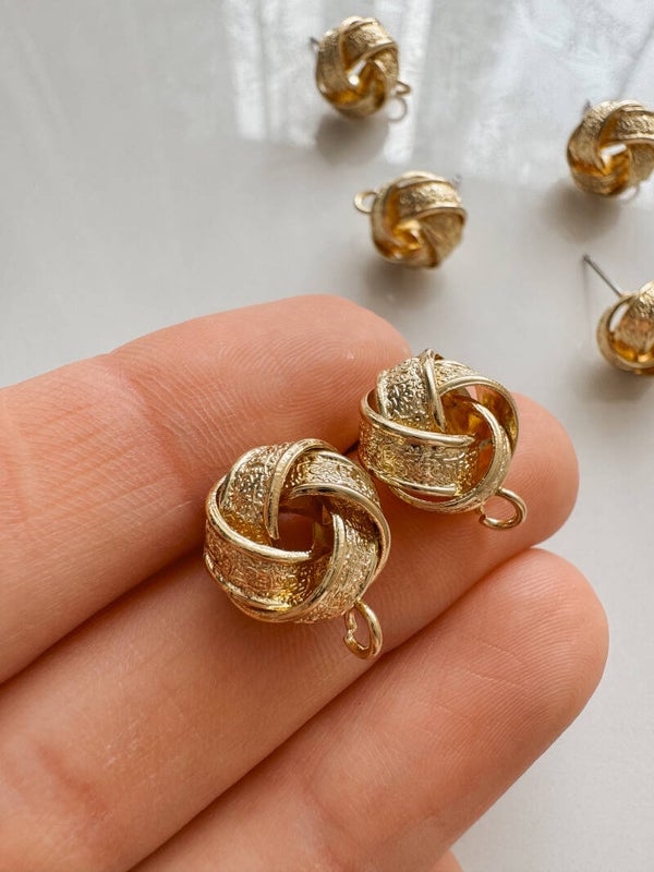 Earring post knotted hammerd