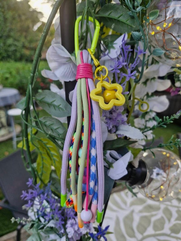 Sleutelhanger of gsm hanger geel bloem