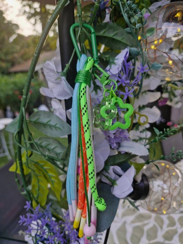 Sleutelhanger of gsm hanger groenen bloem