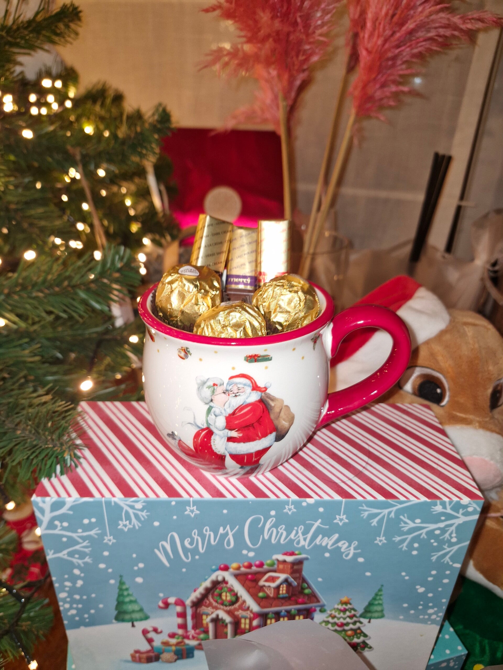 Kerstmok met kerstman en rood handvat