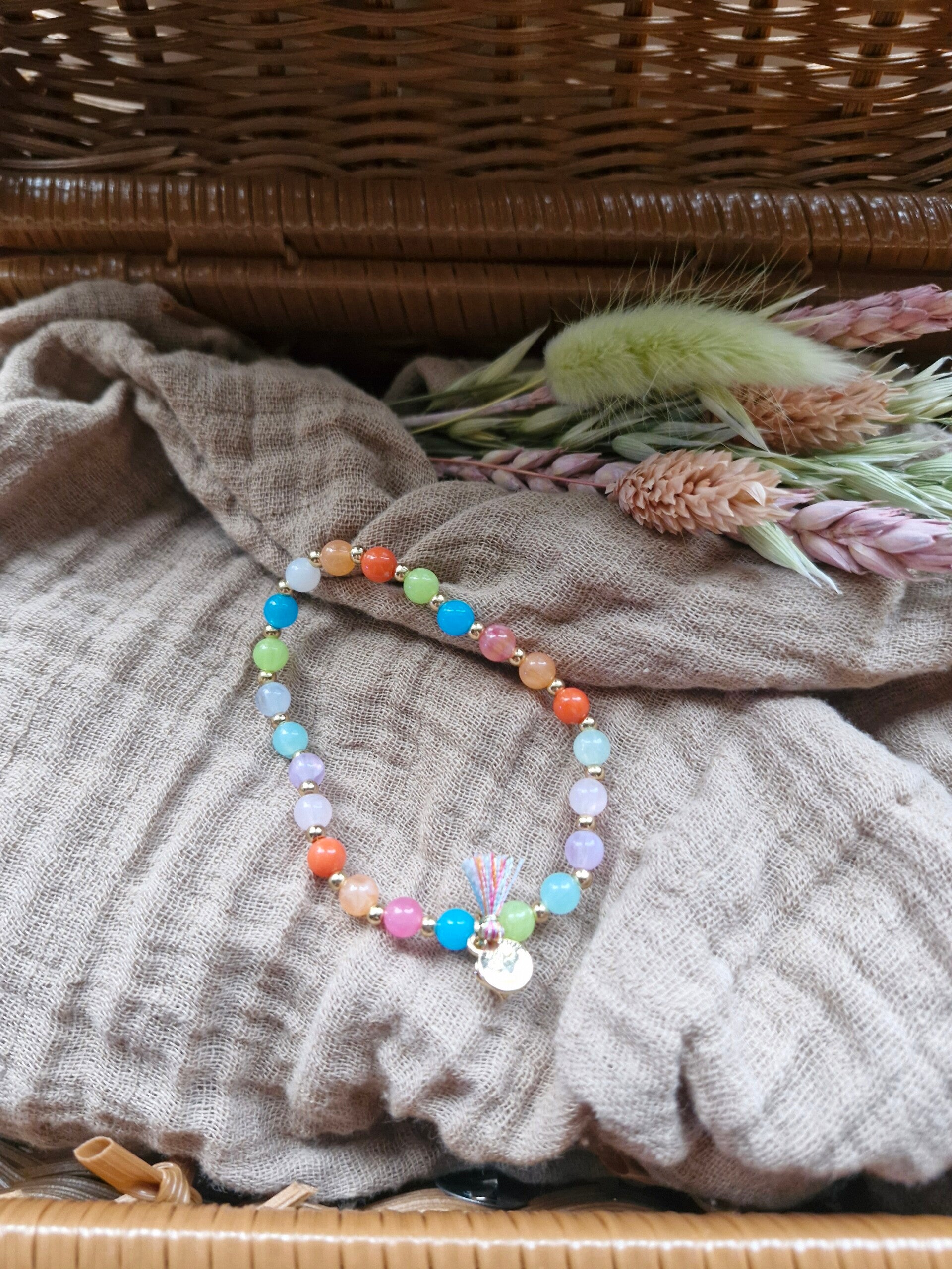 Armbandje met veel kleurtjes met smalie