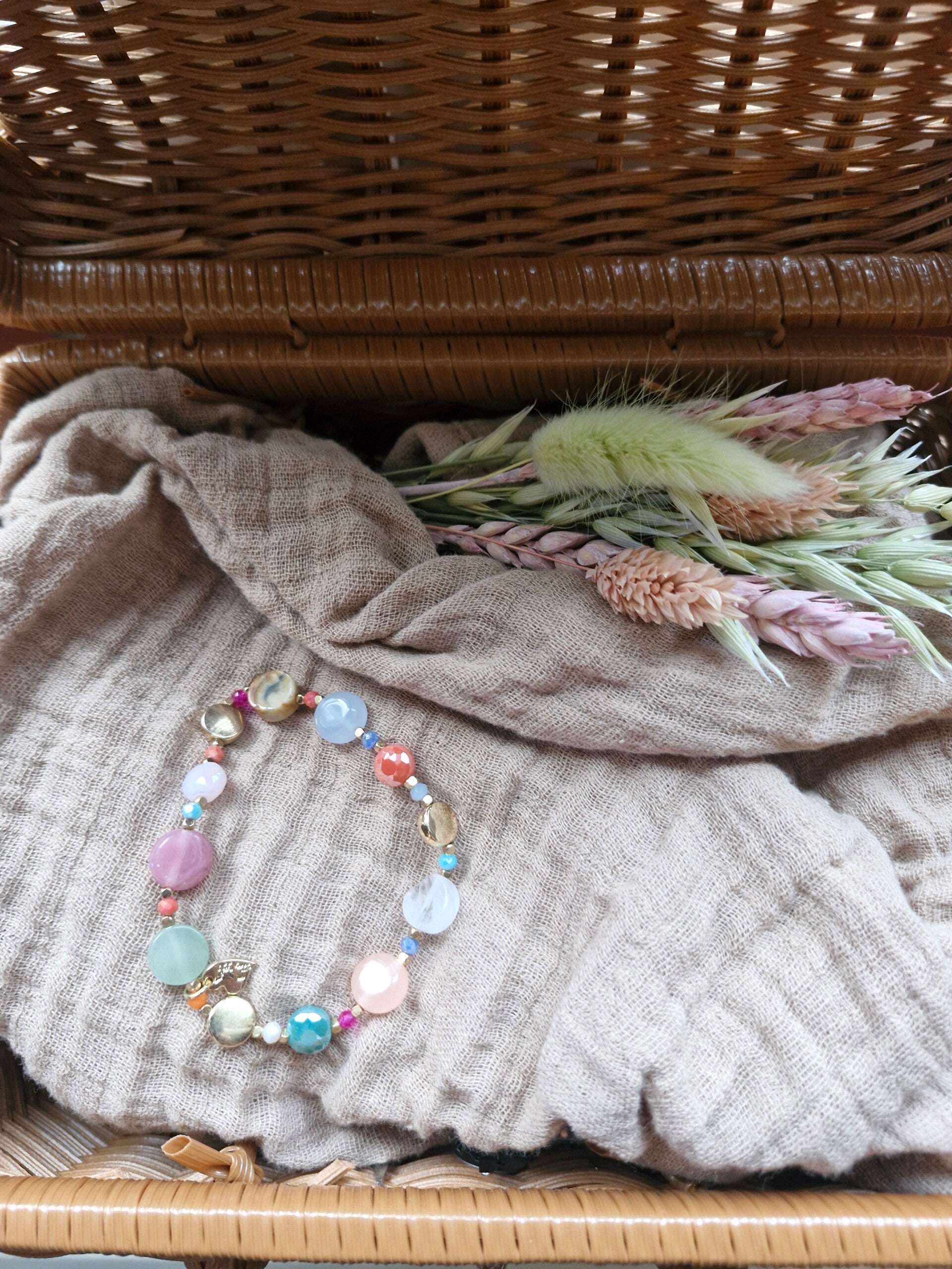 Armbandje met pastel kleurtjes platten bolletjes