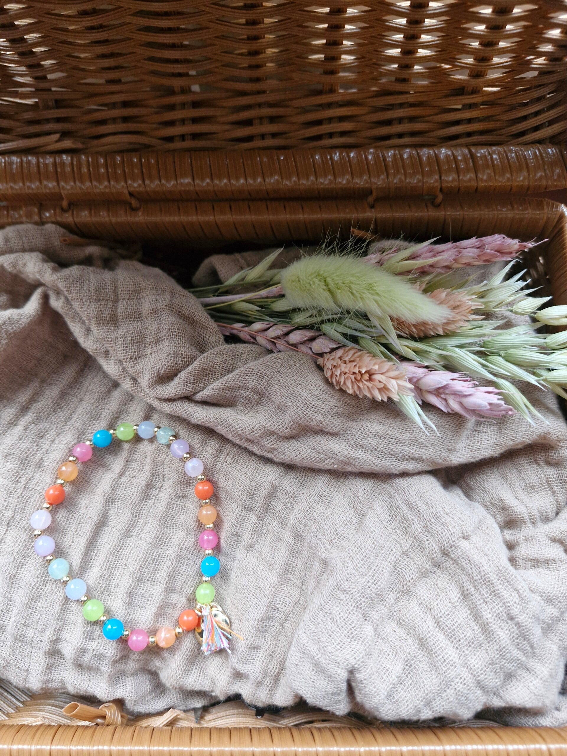 Armbandje met veel kleuren