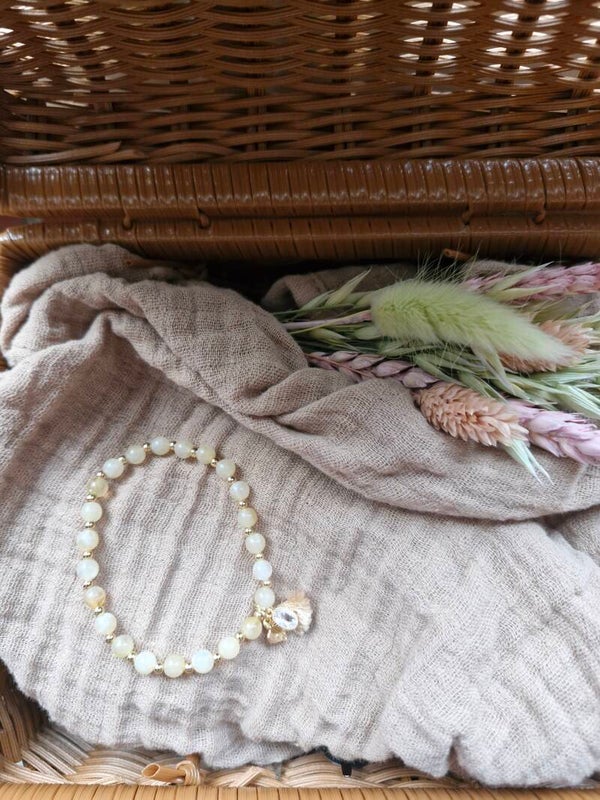 Armbandje beige bolletjes