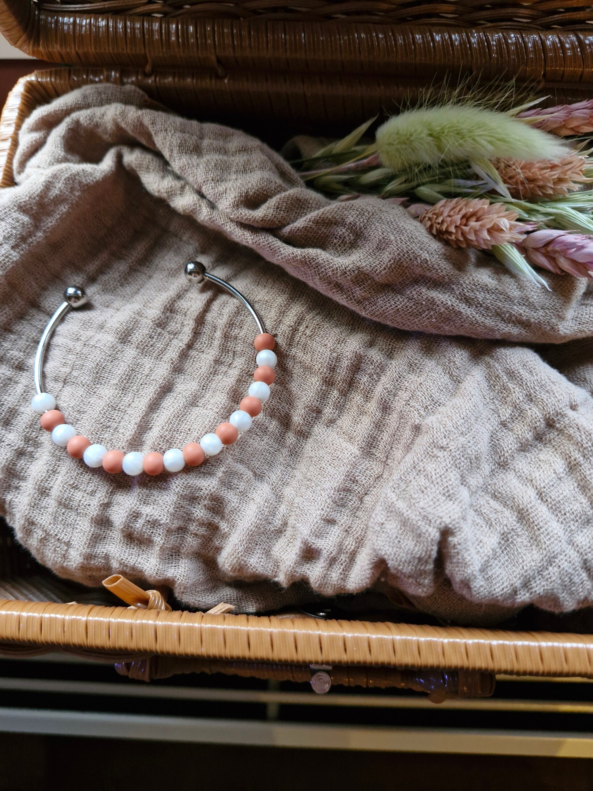 Armbandje bruin met wit