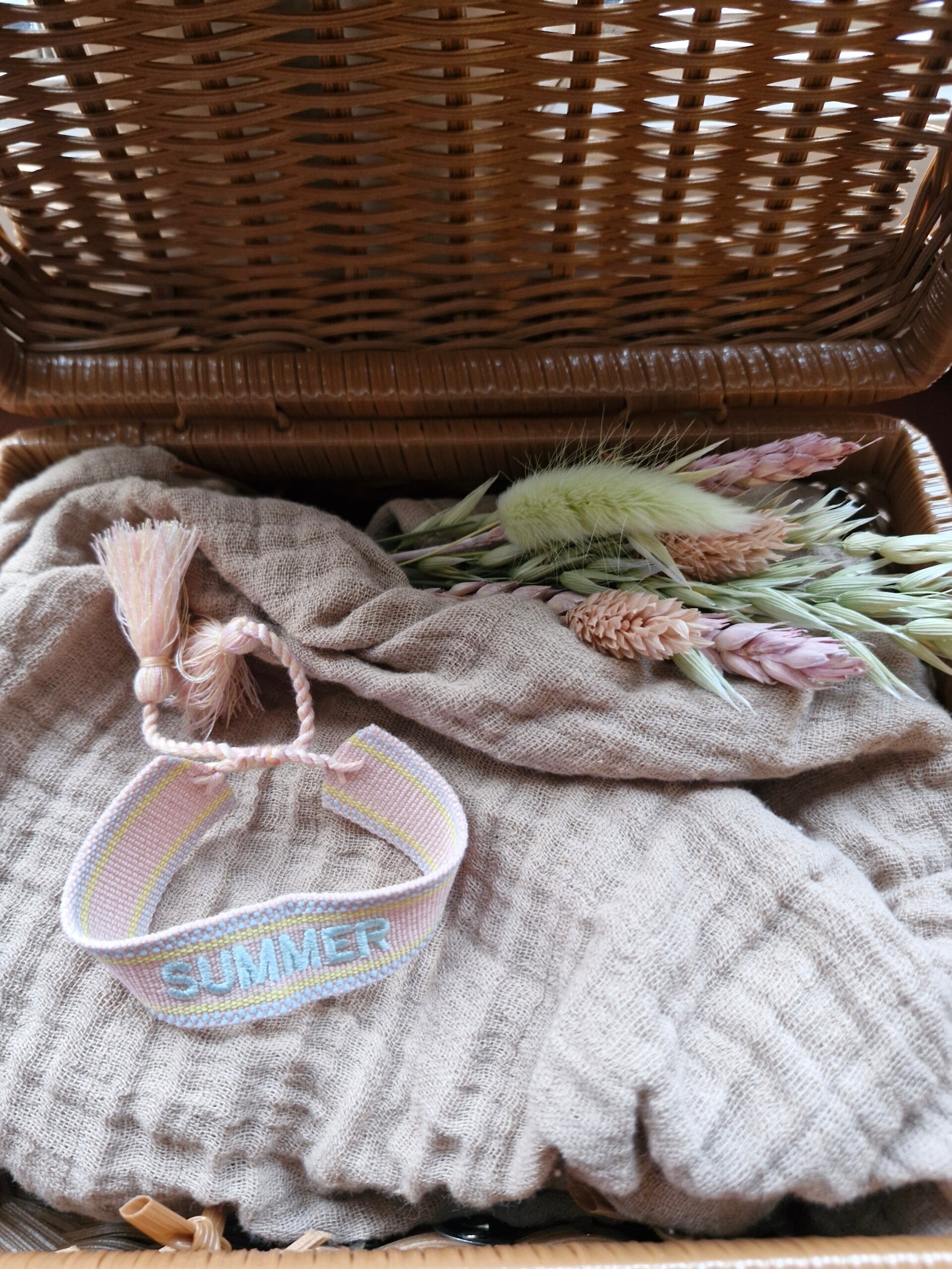 Stoffen armbandje locht tood met grijs summer