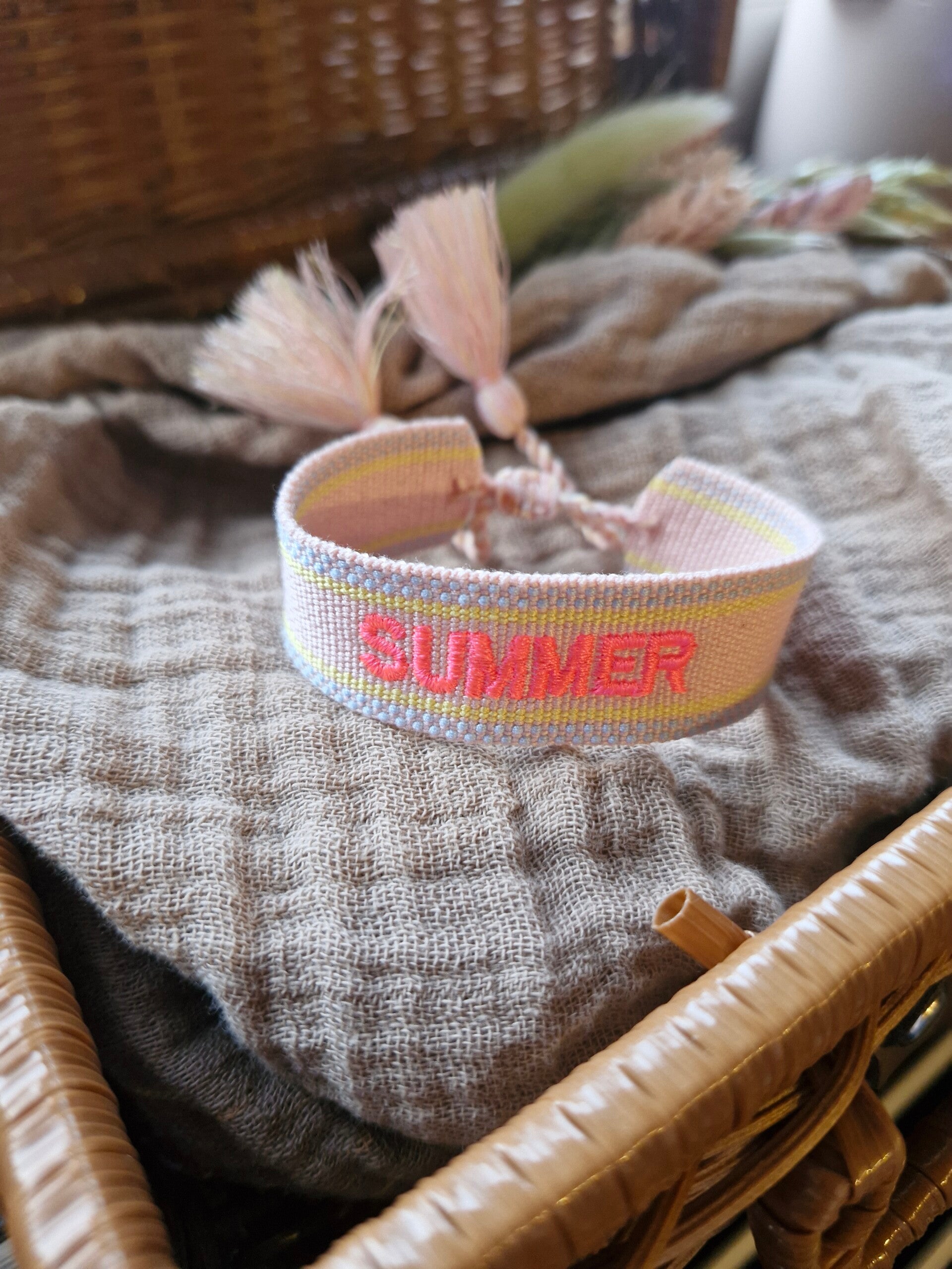 Stofen armbandje roos met licht bauw hevige roze letters summer