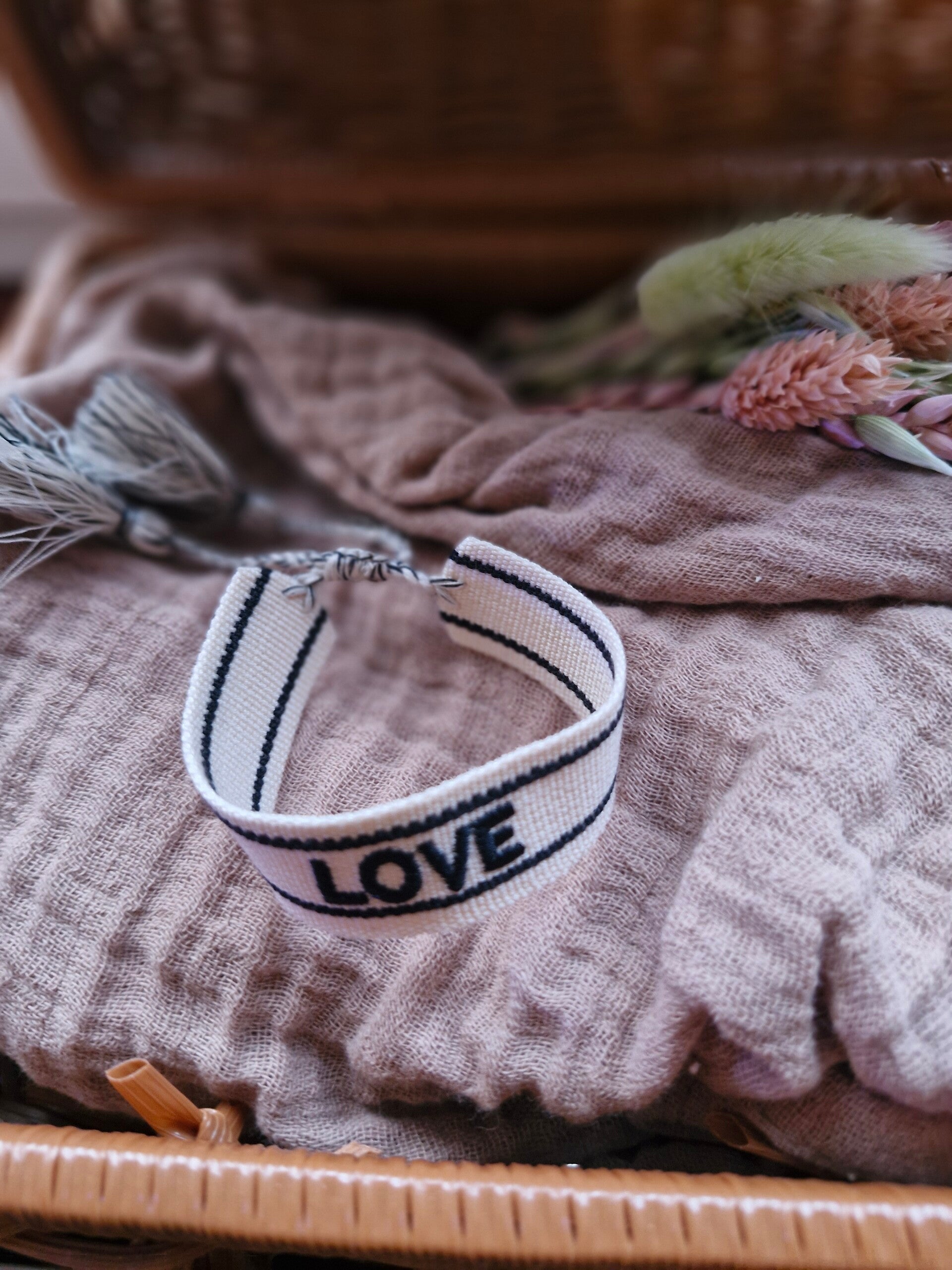 Stoffen armbaje beige met zwart love