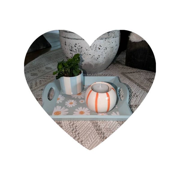 Plateau met oranje theelicht potje