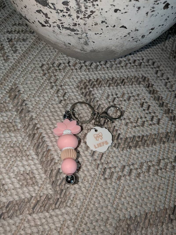 Sleutel hanger roze bloem liefs