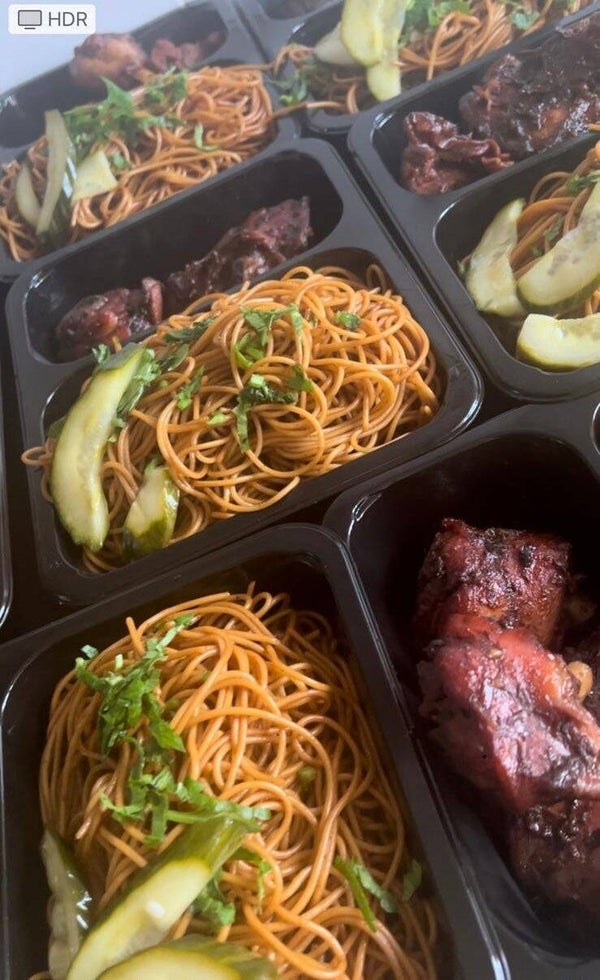 Bami met gestoofde kip