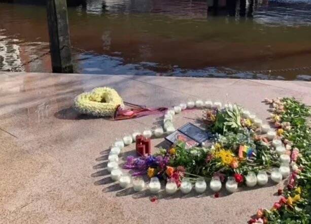 Bloemen ter herinnering aan queer en vluchteling Shumar Anderson 