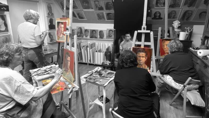 Vier portretmeesters aan het werk tijdens de portretcursus in het kleine atelier van Claar van Leent in Diepenveen
