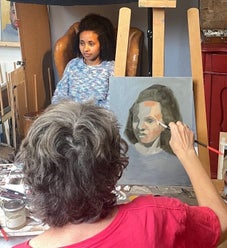 Irene schildert het portret van Eyerusalem met het Zornpalet tijdens de cursus portretschilderen in Diepenveen