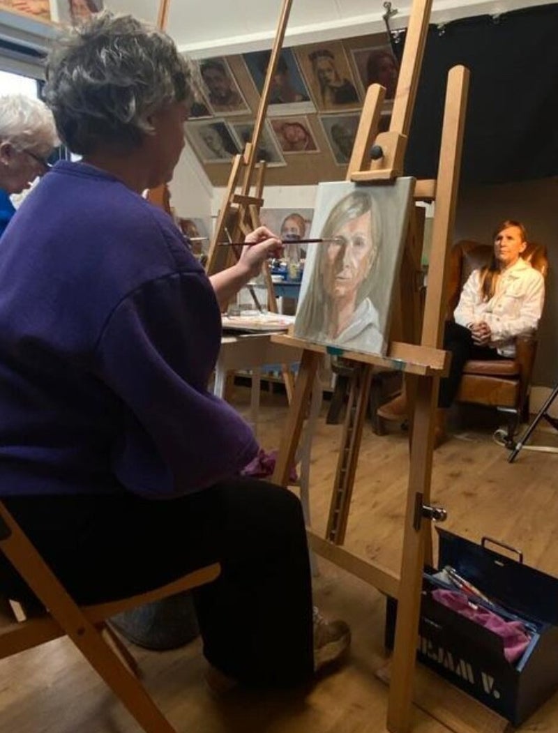 Een cursiste uit Weesp schildert naar levend model in de Masterclass van Claar van Leent