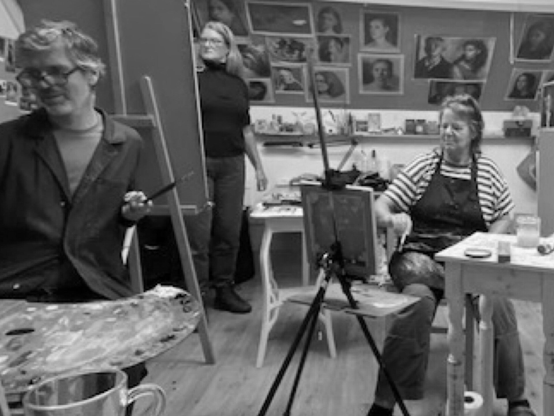 Het atelier van Claar van Leent waar het Deventer Portretatelier wekelijks naar model schildert 
