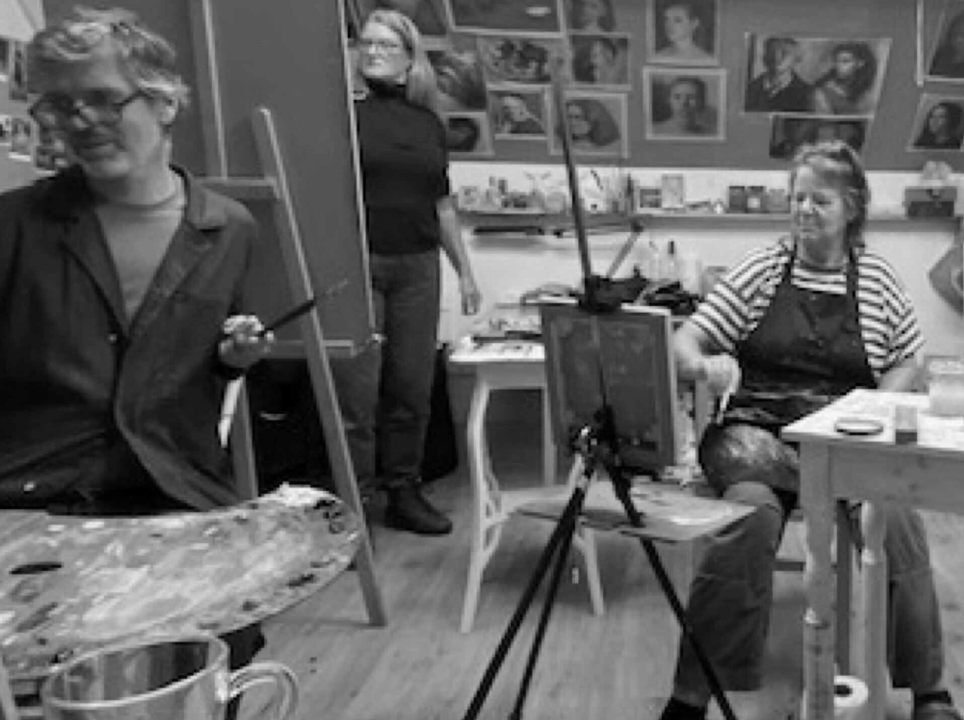 Het atelier van Claar van Leent waar het Deventer Portretatelier wekelijks naar model schildert 