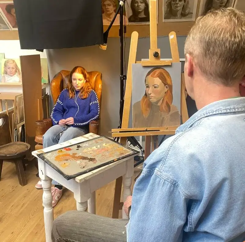 EEn deelnemer schildert met het beperkte palet, je palet goed organiseren is ook een kunst