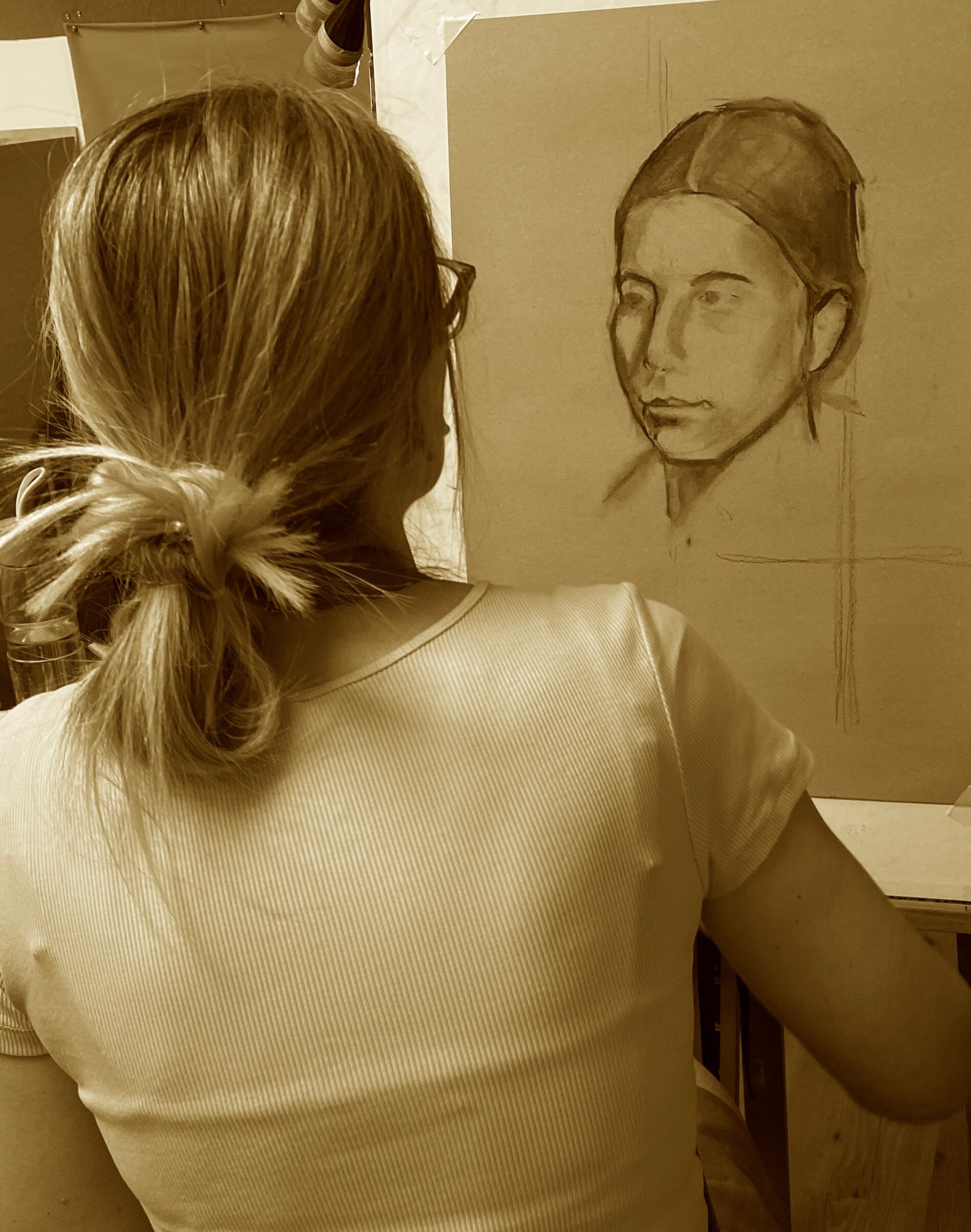 Portrettekenen in houtskool tijdens een preofles in het atelier van Claar van Leent 