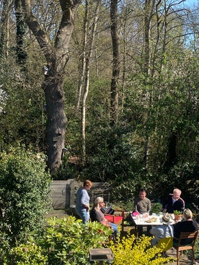 In de tuin met mooi weer met uitzicht op het zogenaamde Boerenbosje in Diepenveen